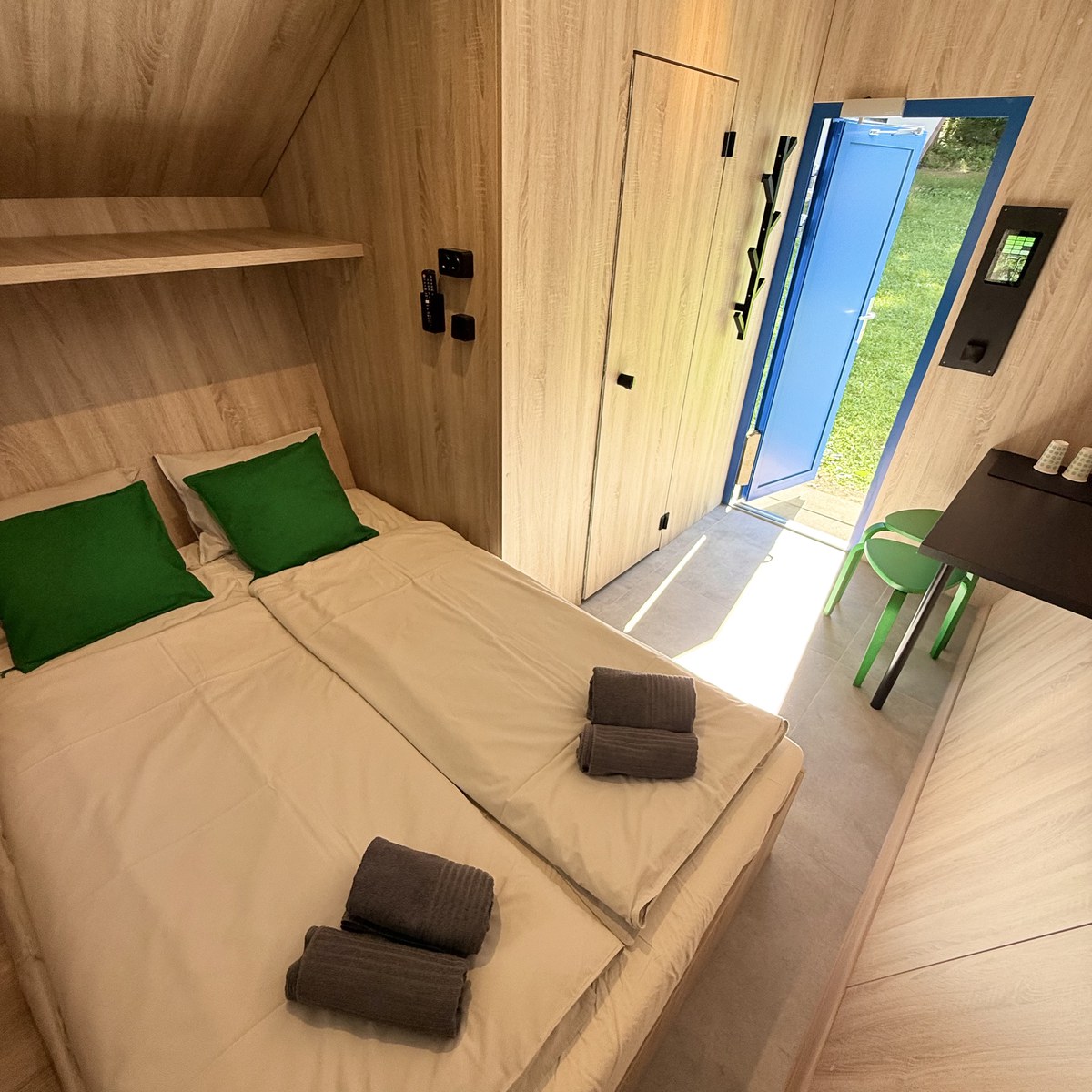 Glamping chatka Ďurkovec — moderná drevená chatka v lese
